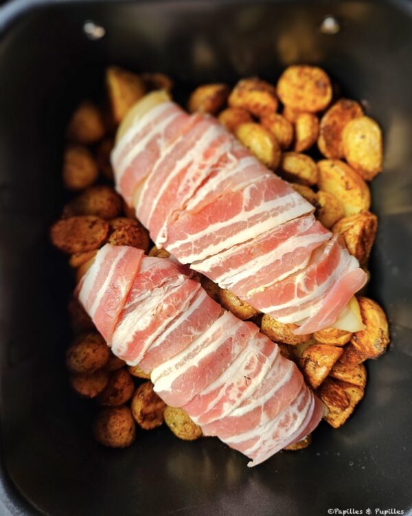 Déposez le poulet sur les pommes de terre