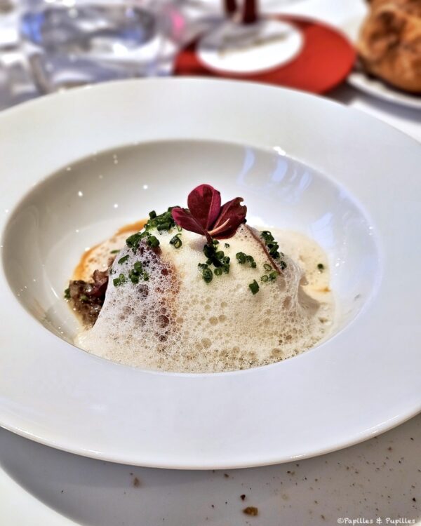 Fricassée de morilles, oeuf mollet nuage de jambon ibérique jus de poulet rôti