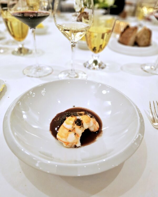 Langoustine pochée, graine de vaille, civet de tête à l'esprit de Pavie, grains de caviar Prunier.