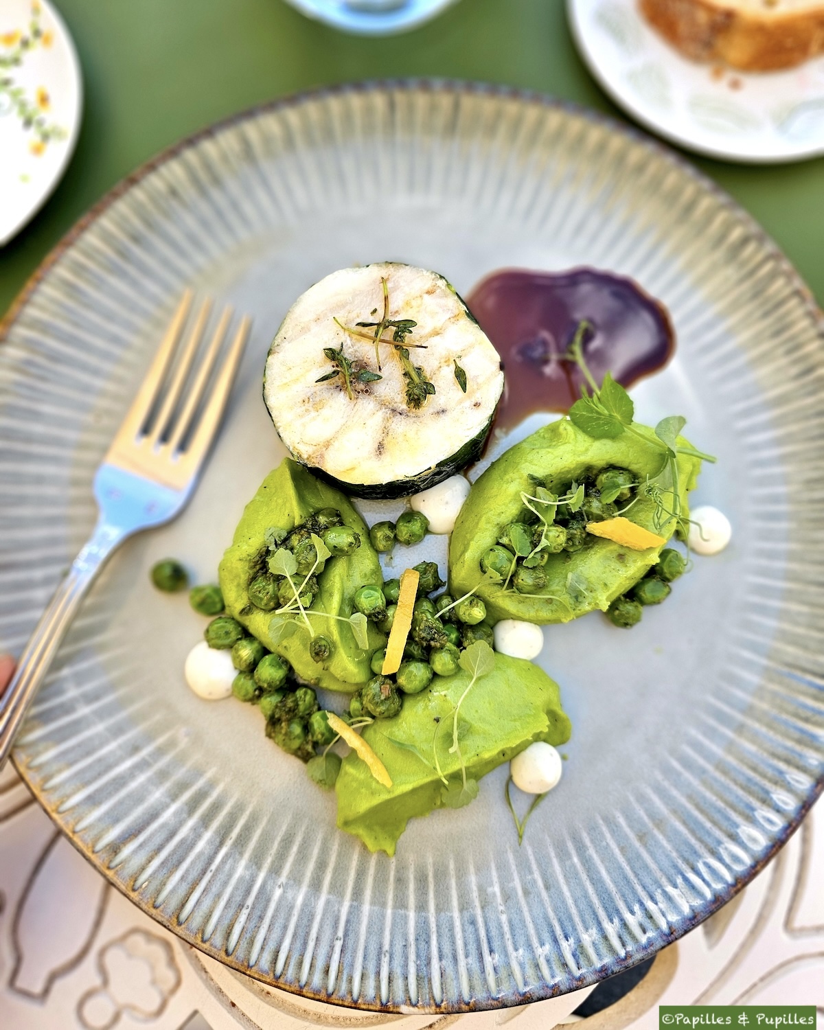 Lieu jaune, écrasé de pommes de terre à l'ail des ours, petis pois et jus de viande