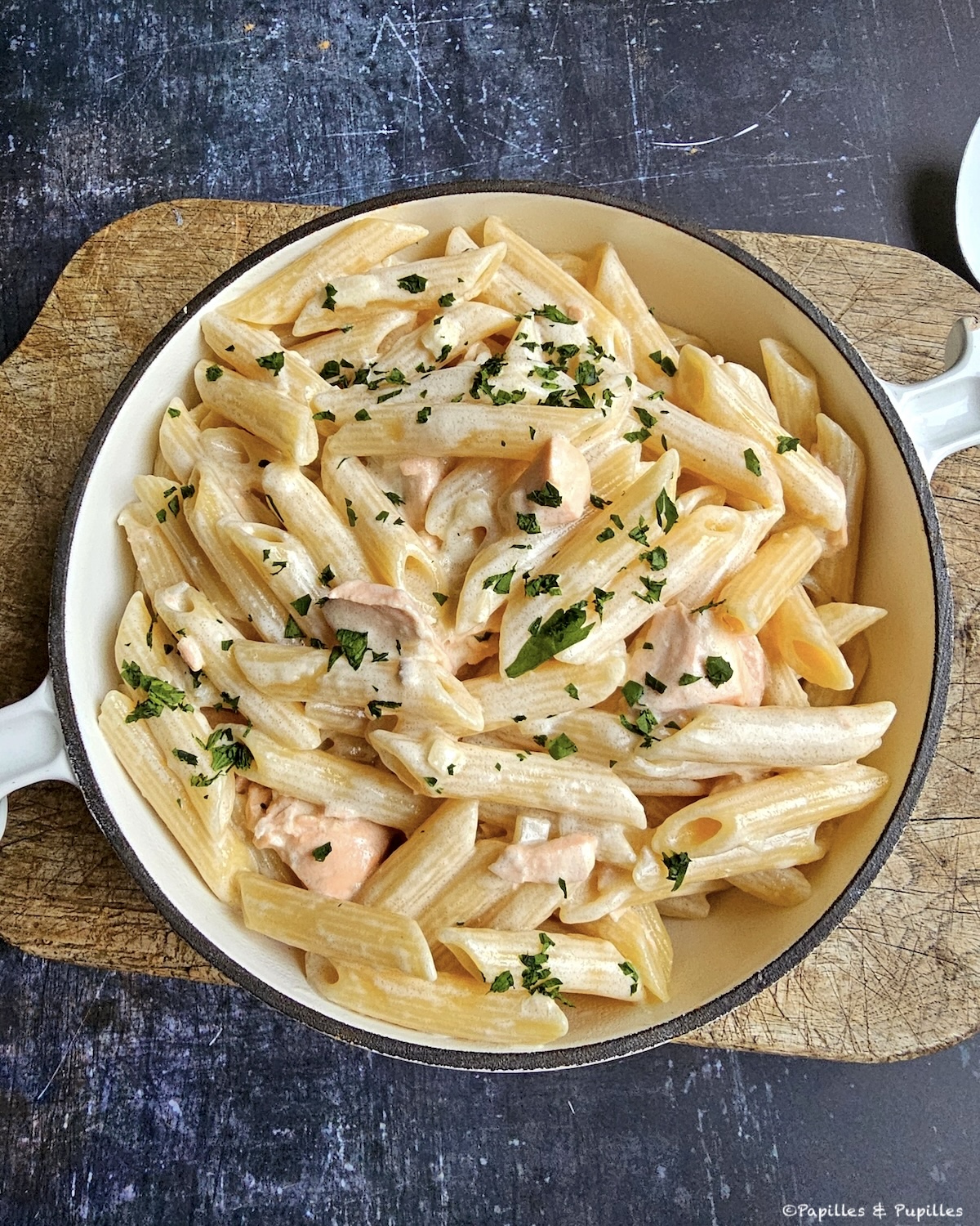 Pâtes au saumon mélangées à la sauce crémeuse, prêtes à servir