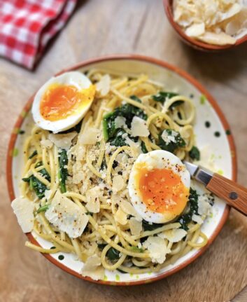 Pâtes aux épinards, oeufs mollets et Parmesan