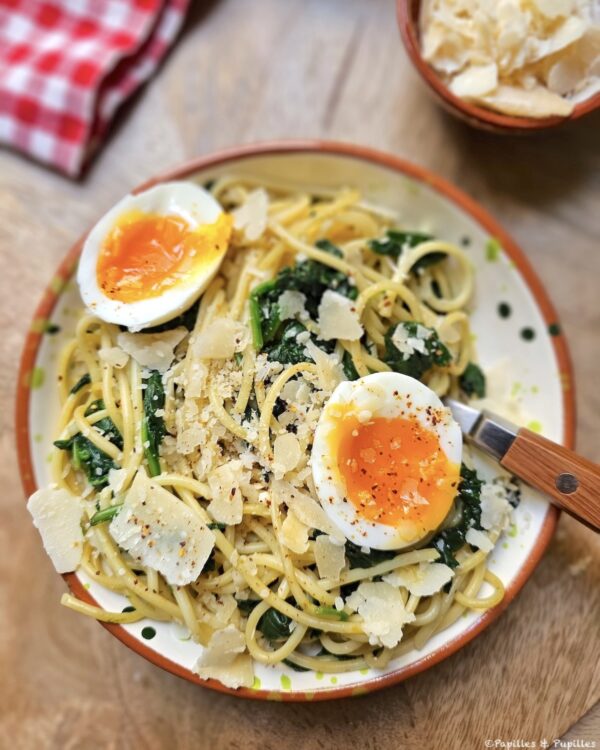 Pâtes aux épinards, oeufs mollets et Parmesan