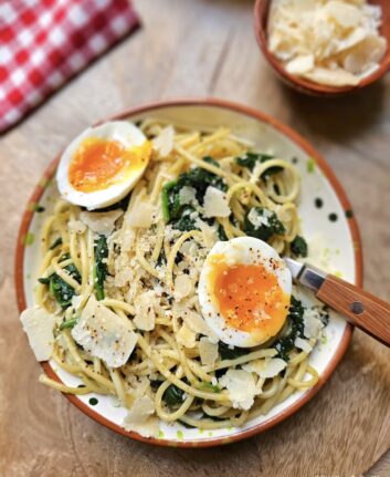 Pâtes aux épinards, oeufs mollets et Parmesan