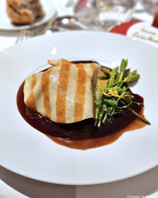 Tournedos de Black Angus, condiment Sétois comme une raviole, miroir de vin rouge