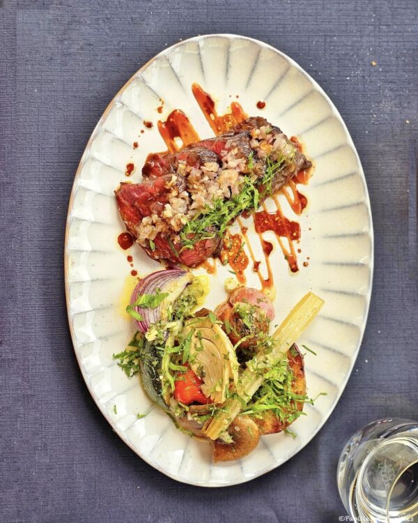 Bavette marinée à la sauce soja, au miel et à l'ail et légumes