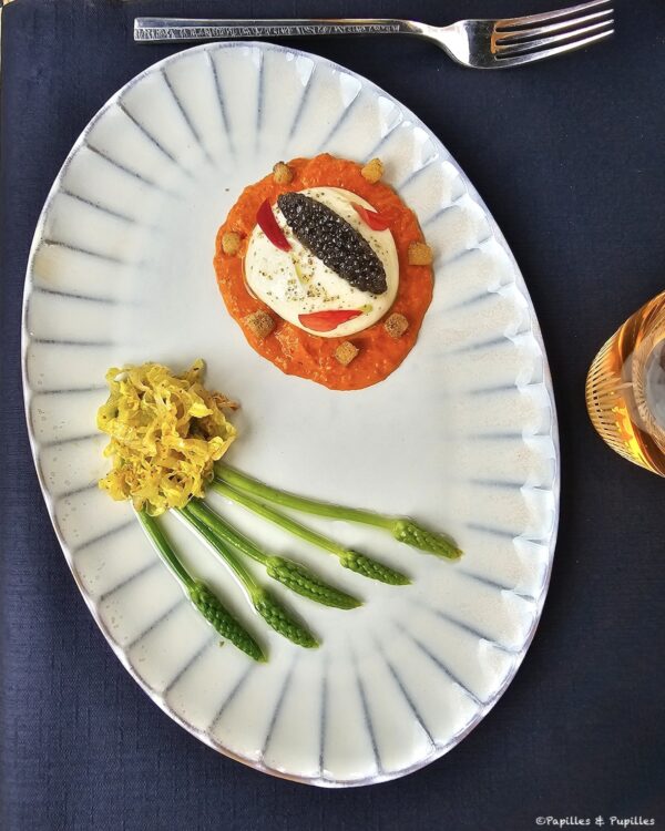 Burrata de bufflone fumée aux sarments de vignes, tapenade de poivron rouge et caviar vintage Sturia (28€)