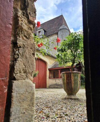 Château le Grand Verdus : la cour, vue depuis l'ancien chai