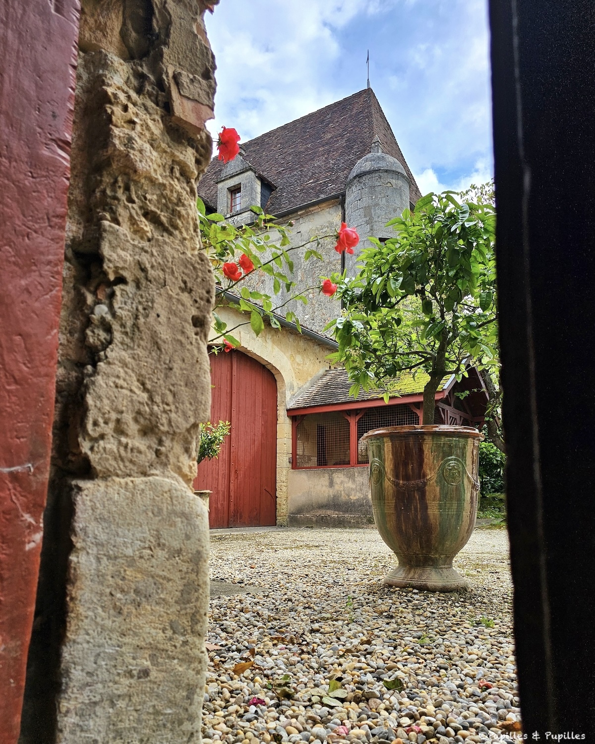 Château le Grand Verdus : la cour, vue depuis l'ancien chai