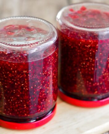 Confiture de framboises © Helena Zolotuhina shutterstock