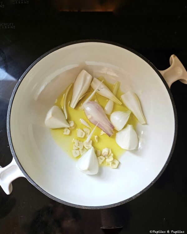 Cuisez ail et oignon