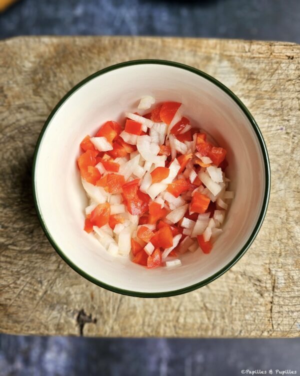Dés d'oignon et poivrons
