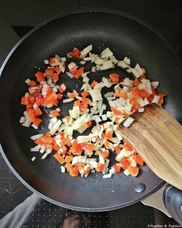 Oignons et poivrons dans la poêle