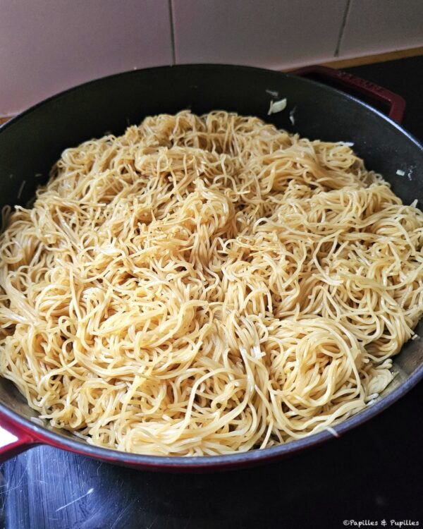 Mettez les pâtes dans la sauteuse