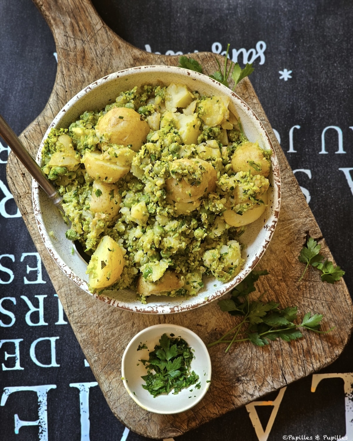 Pommes de terre, petits pois et herbes fraîches