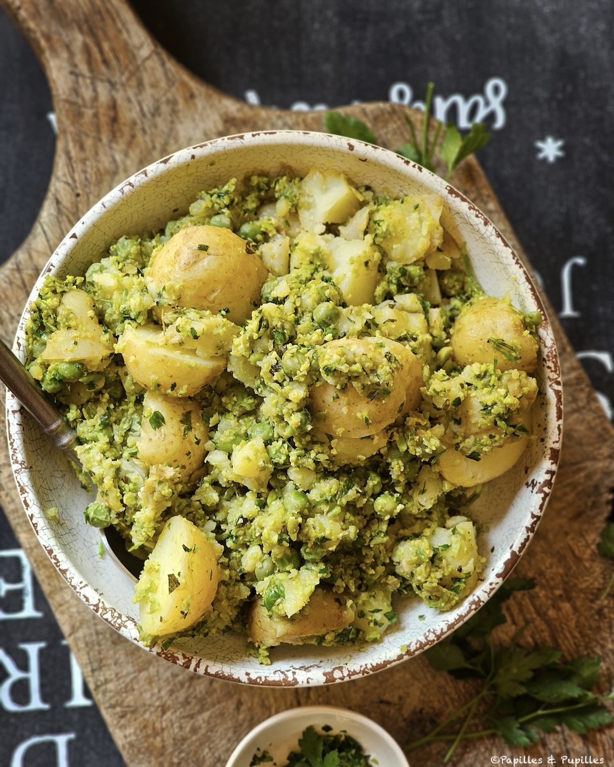 Pommes de terre, petits pois et herbes fraîches