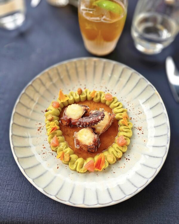 Poulpe croustillant, avocat au citron vert et vin aigrette thaï au sésame grillé