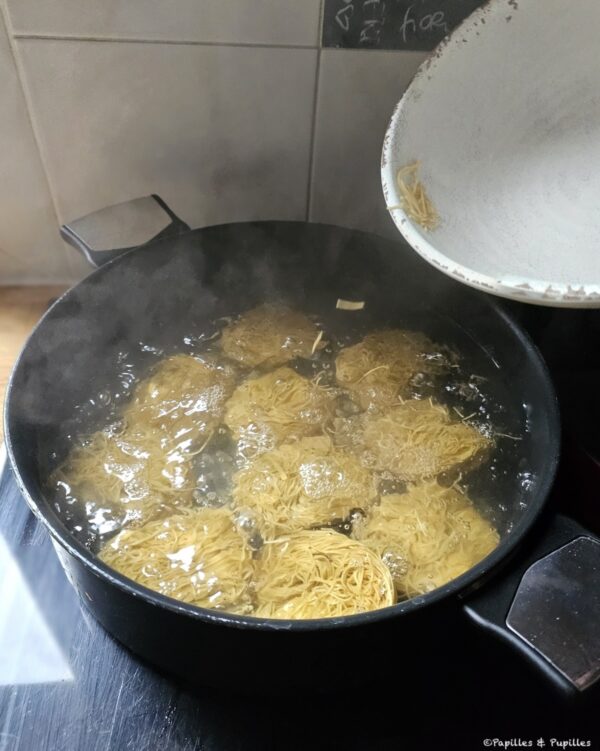 Versez les nouilles dans l'eau