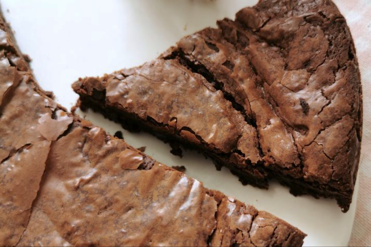 Brownie au chocolat sans lait ni gluten, texture dense et fondante