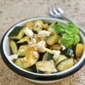 Courgettes sautées à la feta, citron et basilic