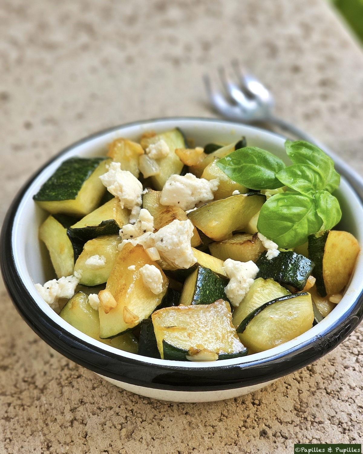 Courgettes sautées à la feta, citron et basilic