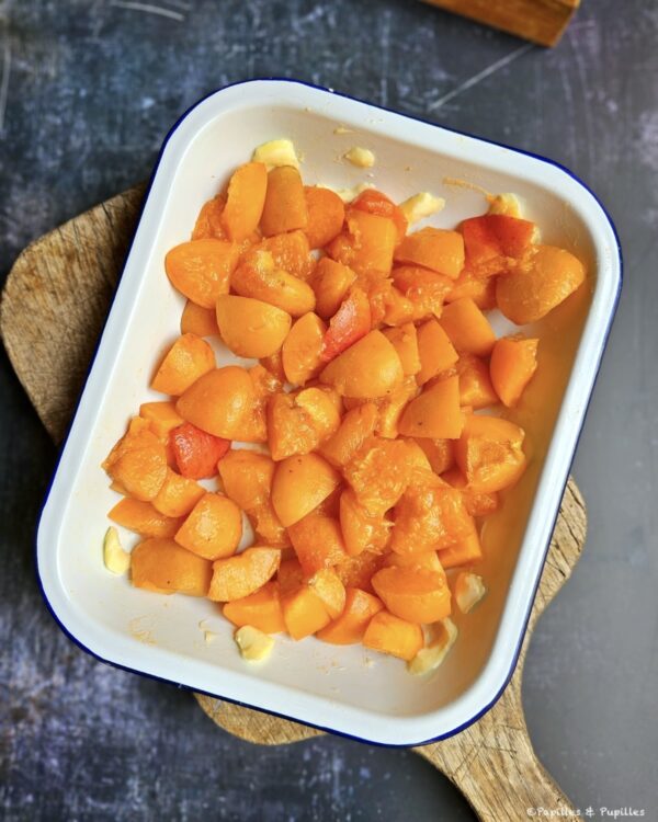 Morceaux d'abricots dans le plat beurré