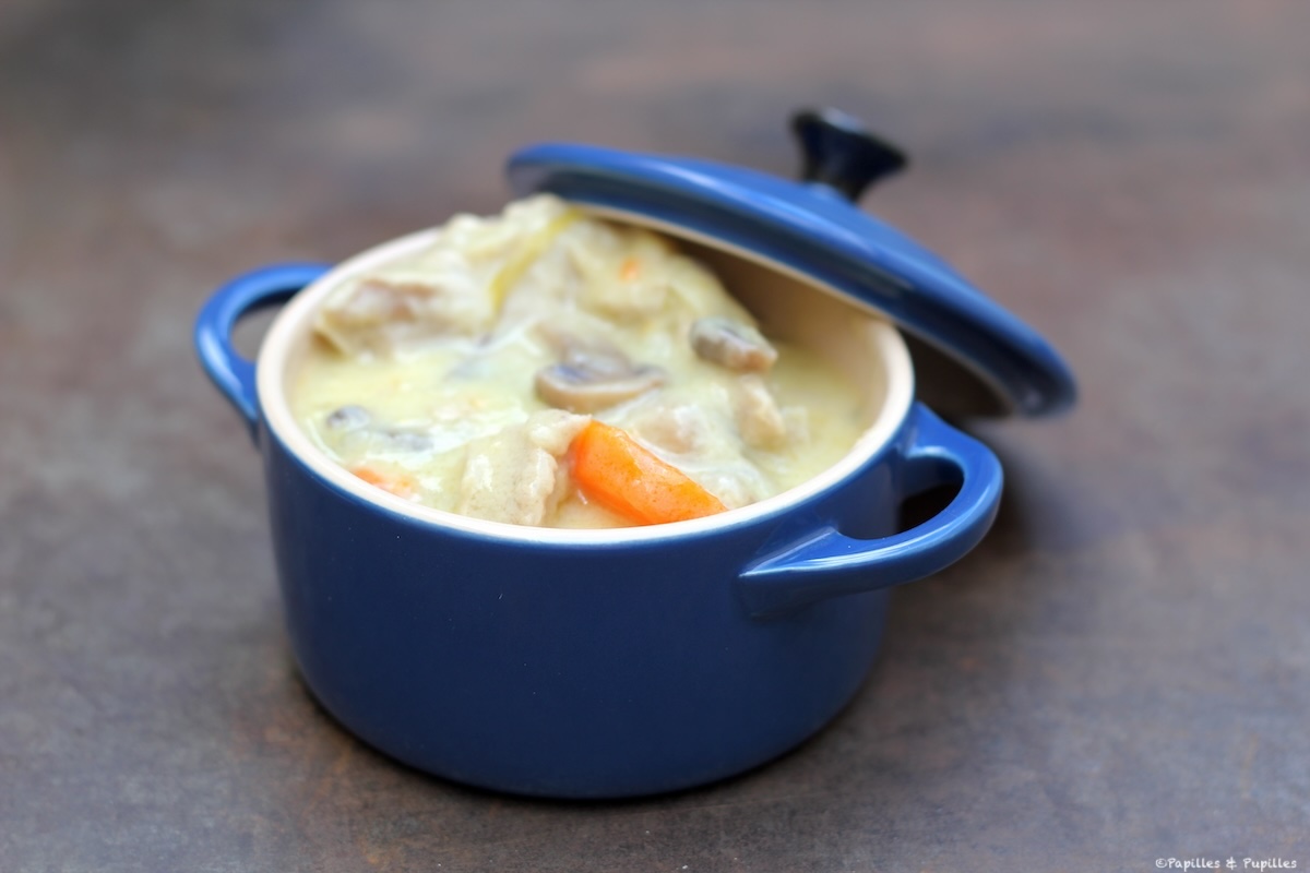 Blanquette de veau maison servie dans une cocotte en fonte.
