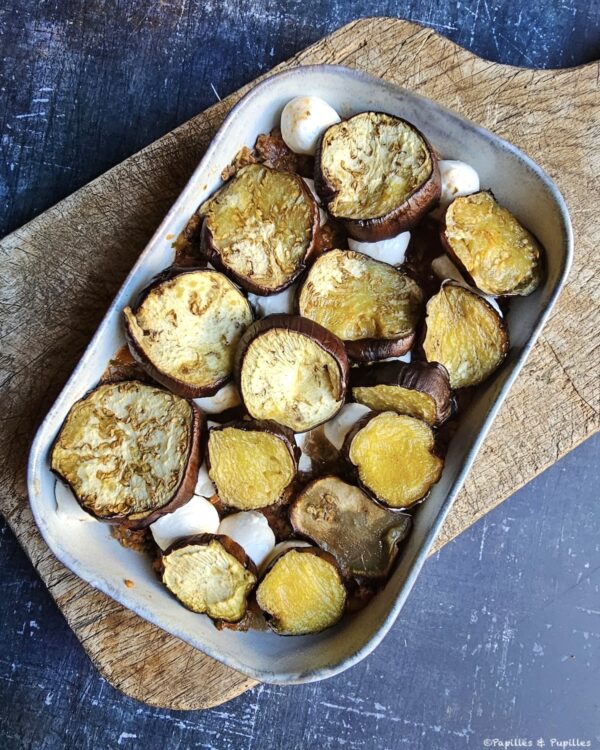 Mettez les rondelles d'aubergines