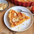 Part de tarte à l'abricot, amandes et romarin