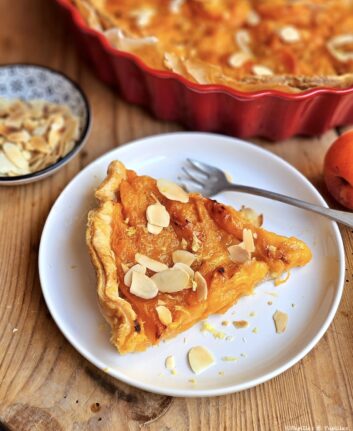 Part de tarte à l'abricot, amandes et romarin