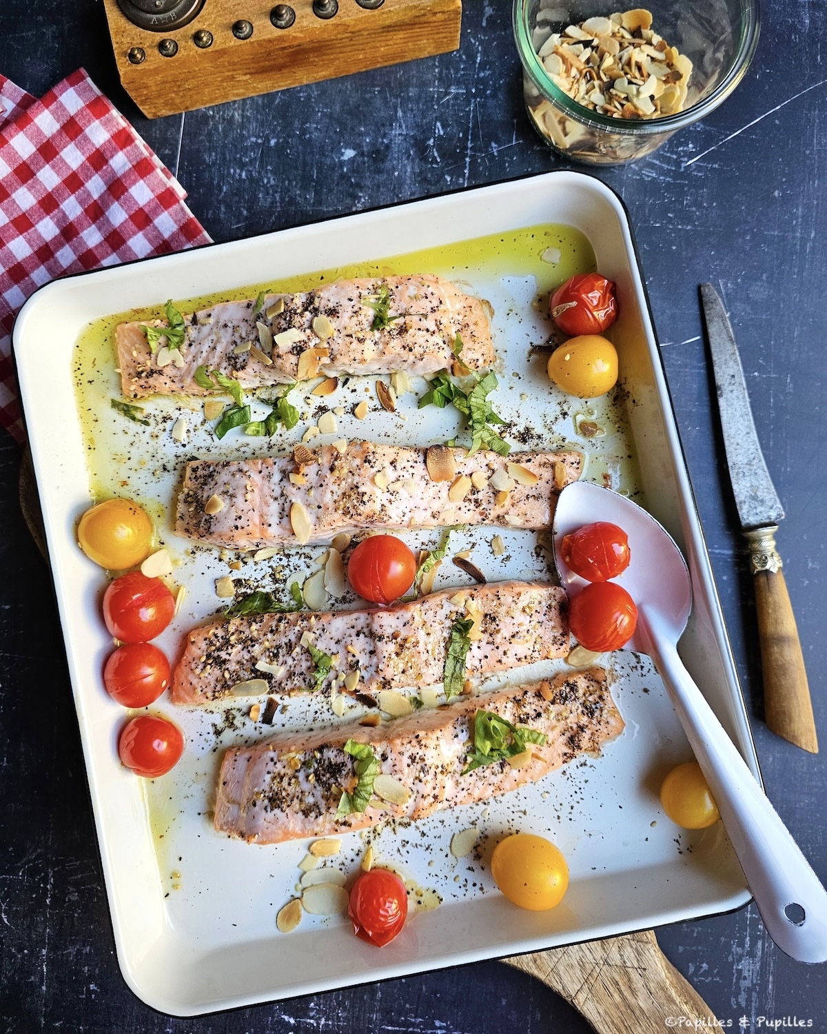 Saumon, zaatar, tomates cerises, basilic, amandes