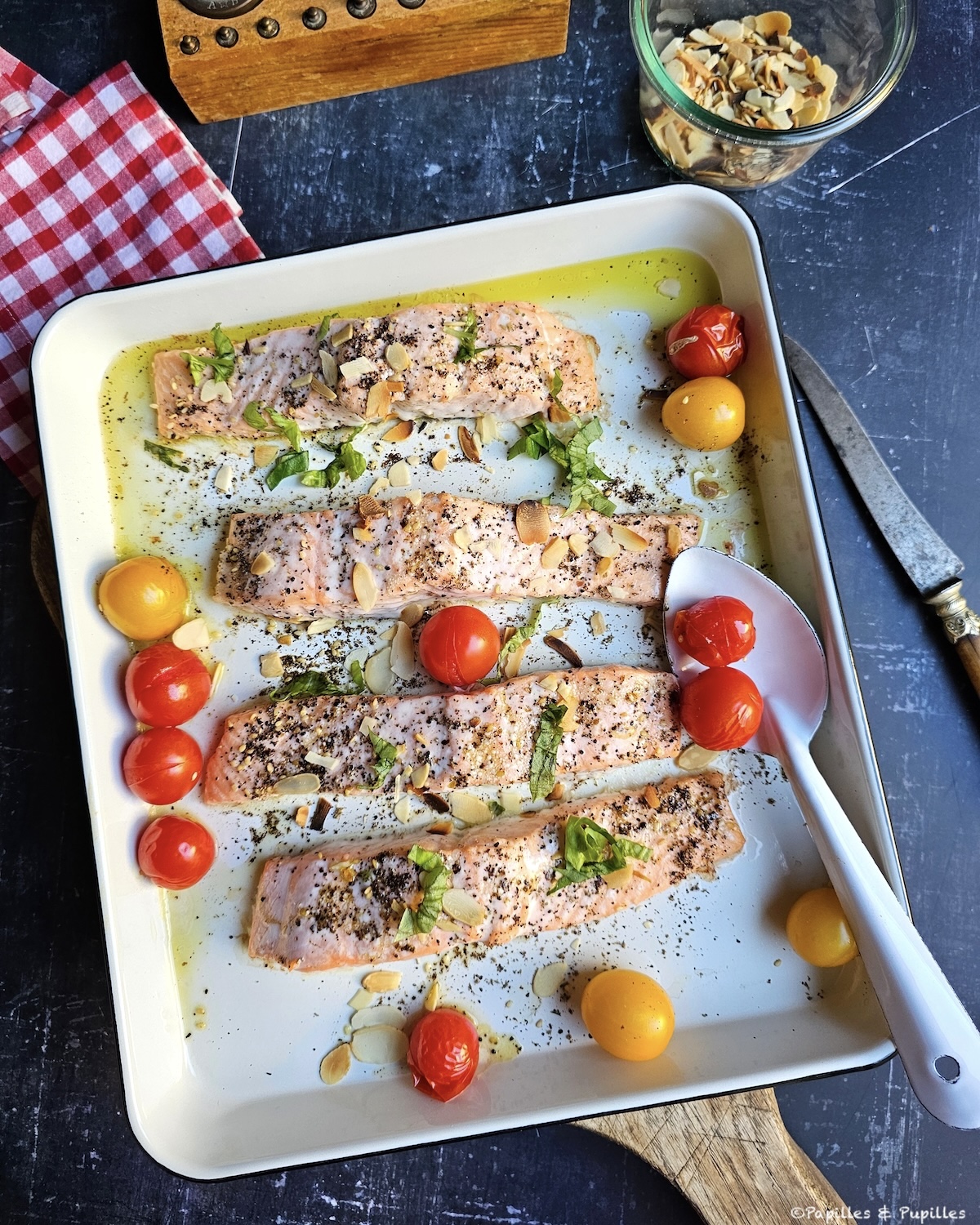 Saumon, zaatar, tomates cerises, basilic, amandes