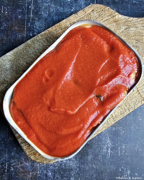 Versez le coulis de tomates