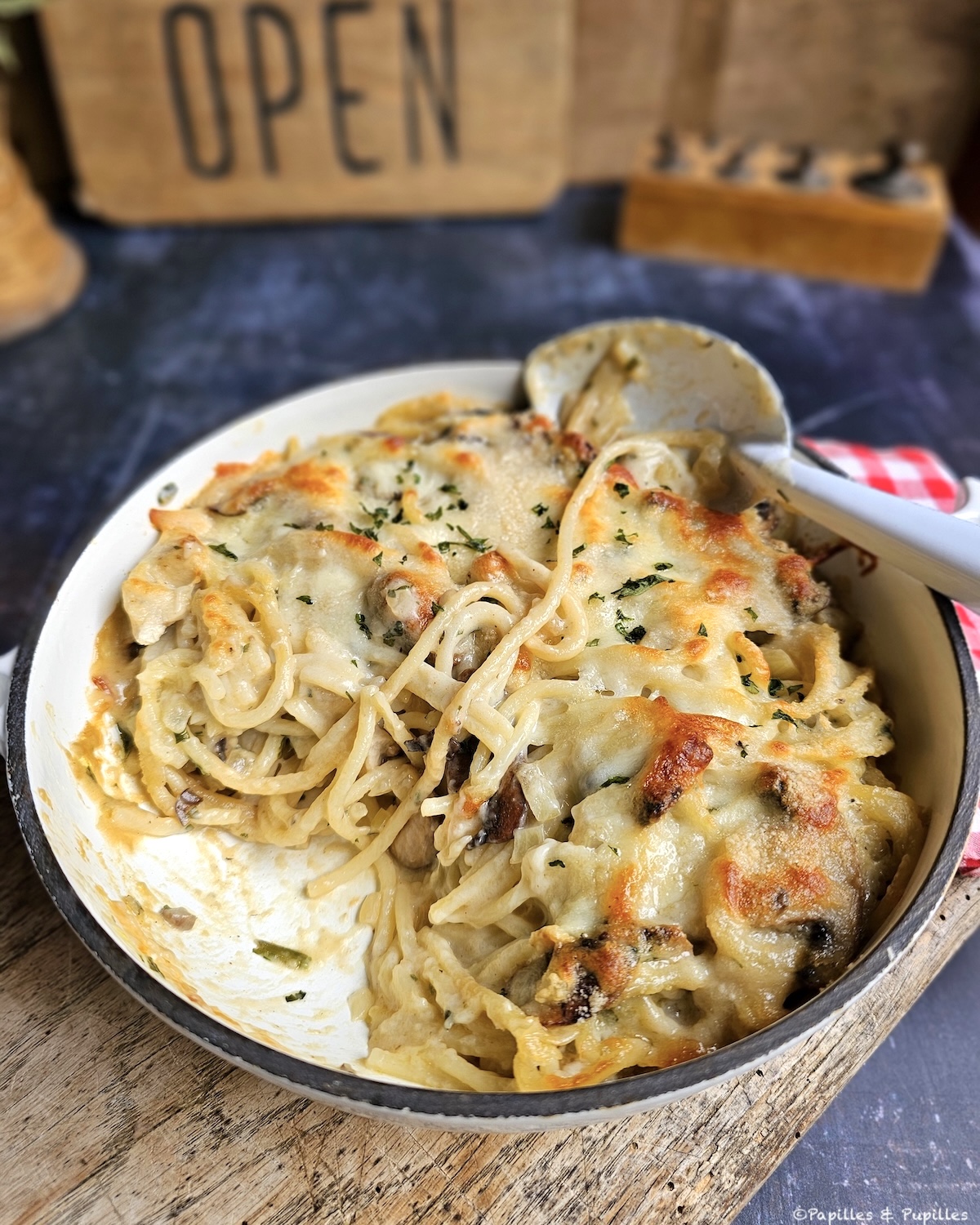 Gratin de pâtes au poulet et champignons 