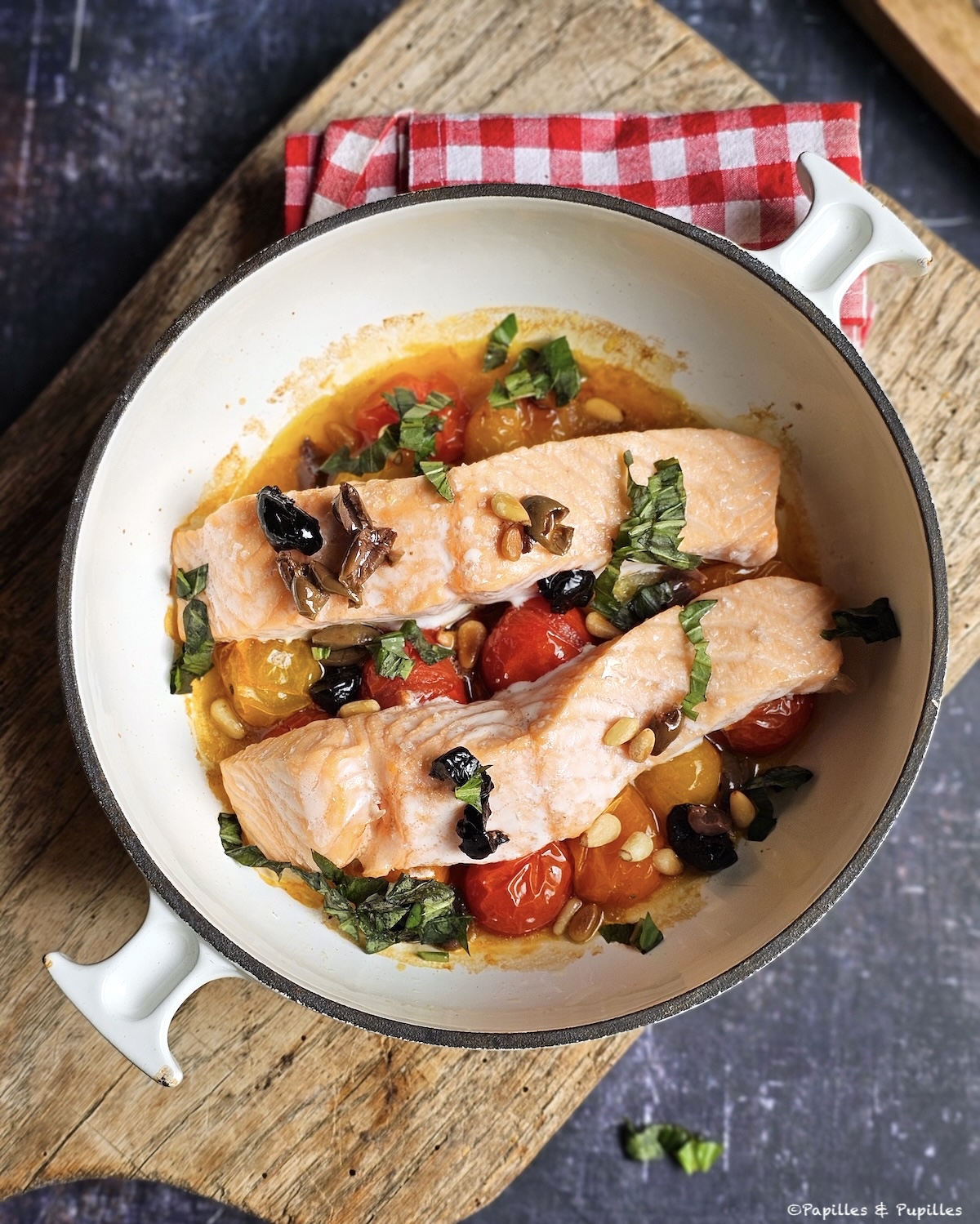 Saumon au four, tomates cerises, olives noires et basilic