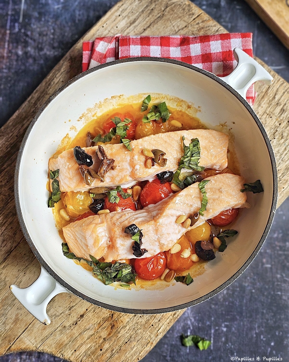 Saumon au four, tomates cerises, olives noires et basilic