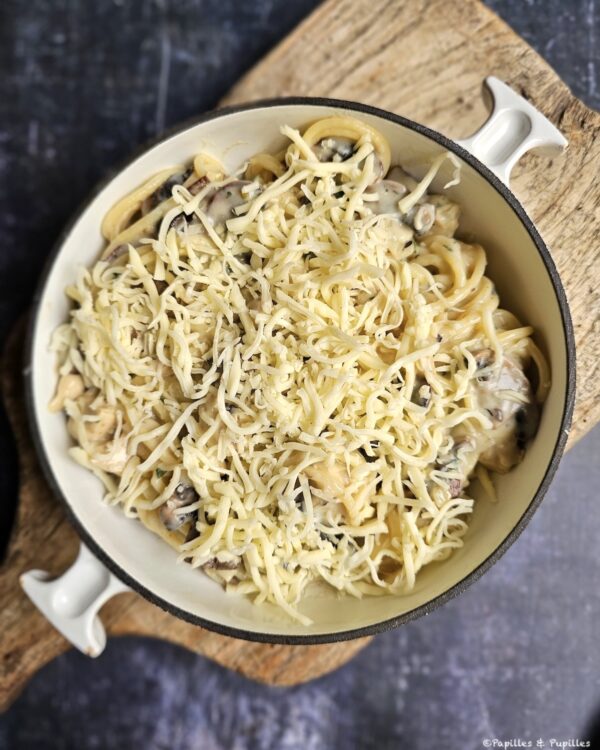 Saupoudrez de mozzarella râpée