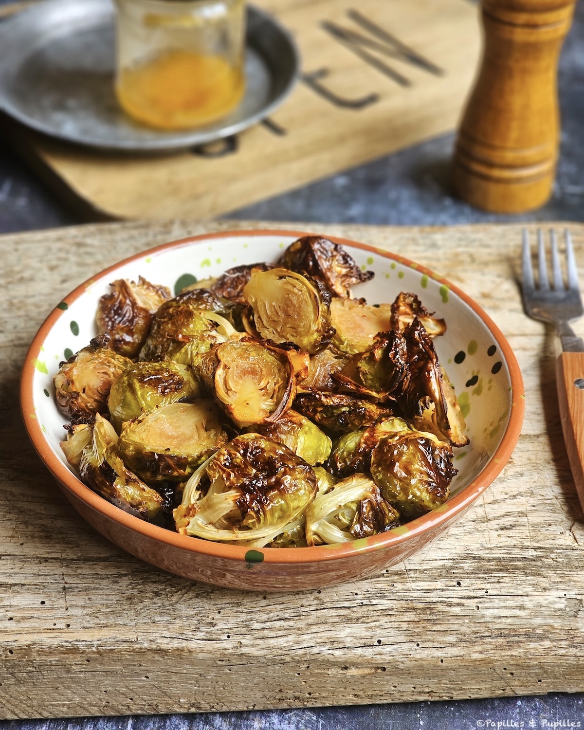 Choux de Bruxelles rôtis au miel sortant du four, bien caramélisés, prêts à servir.