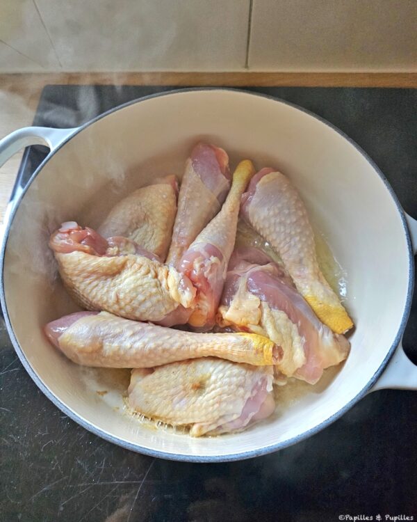 Mettez les morceaux de poulet