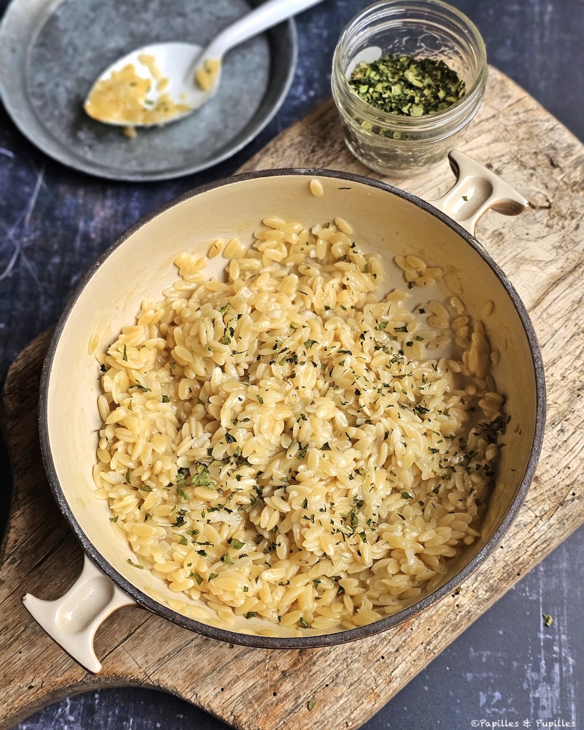 Bol d’orzo pilaf crémeux, garni de persil
