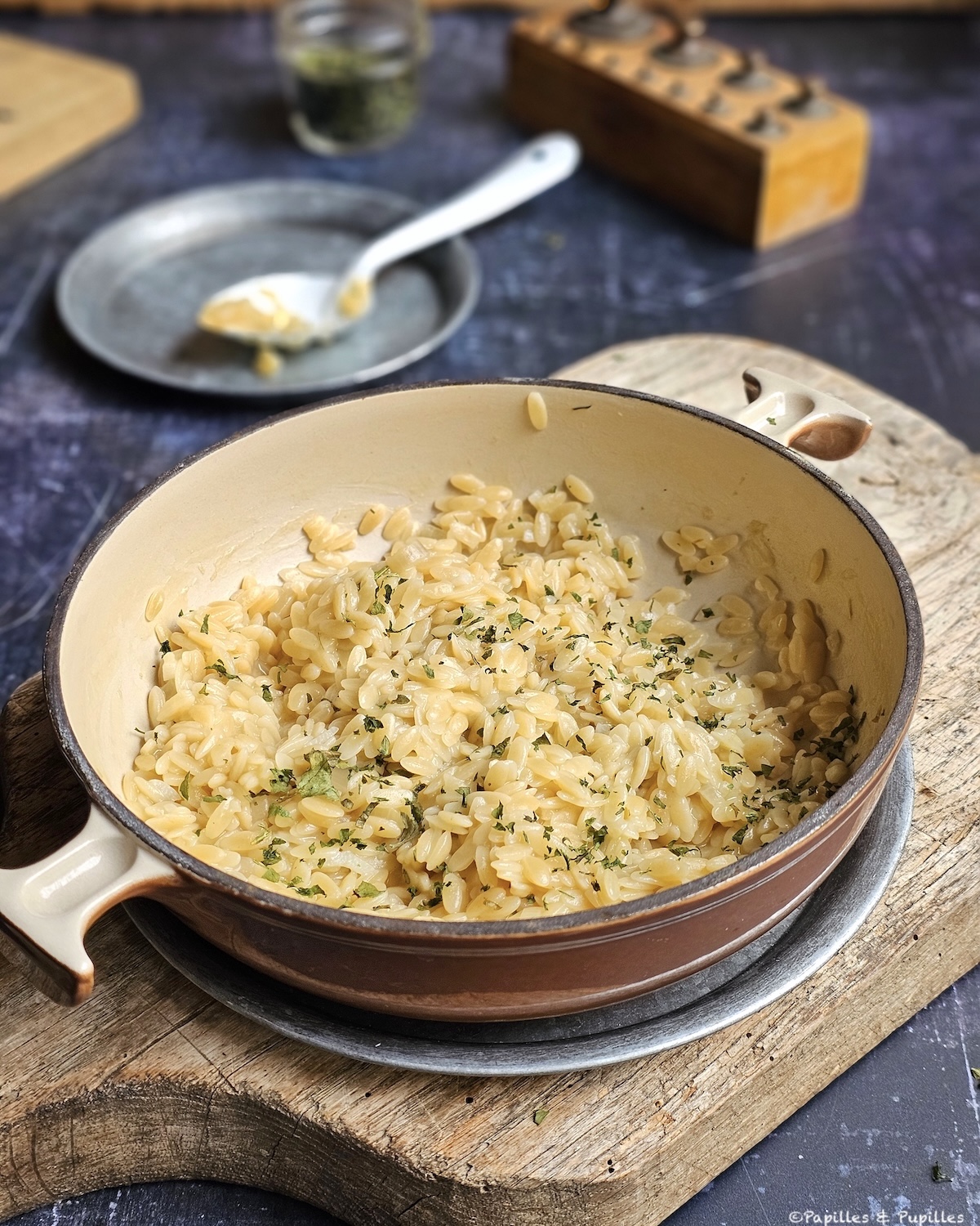 Assiette d’orzo pilaf crémeux, doré, servi en accompagnement