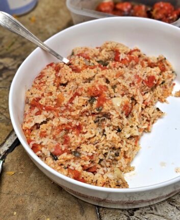 Riz au four, aux tomates confites et à l'ail