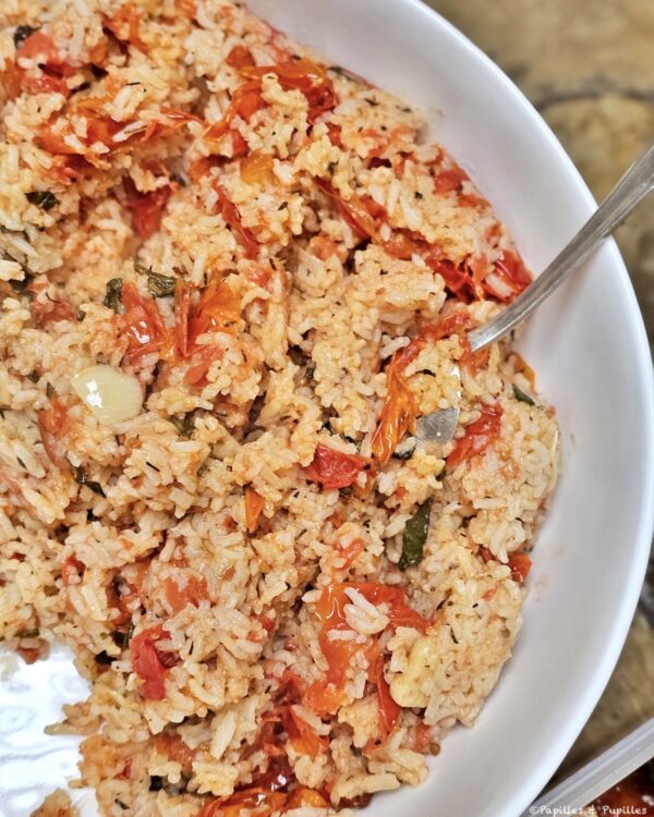 Riz au four, aux tomates confites et à l'ail en gros plan. Papilles et Pupilles
