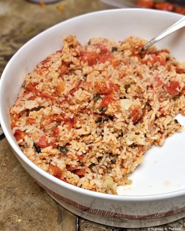 Riz au four, aux tomates confites et à l'ail dans le plat