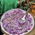 Salade de chou rouge, tahiné, menthe et aneth