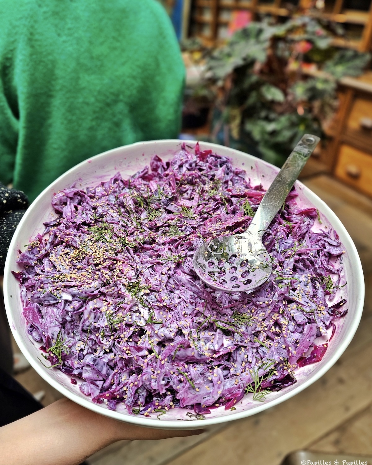 Salade de chou rouge, tahiné, menthe et aneth