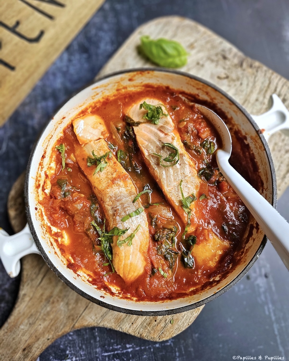 Saumon à l'arrabbiata, épinards et Parmesan