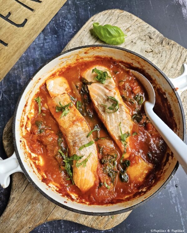 Saumon à l'arrabbiata, épinards et Parmesan