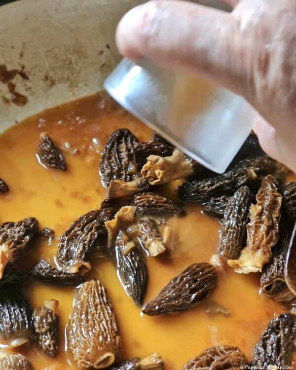 Versez le cognac et le fond de veau