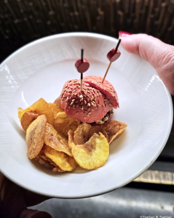 Mini burger de cochon ibérique, la fameuse sauce Point Rouge, chips de banane plantain